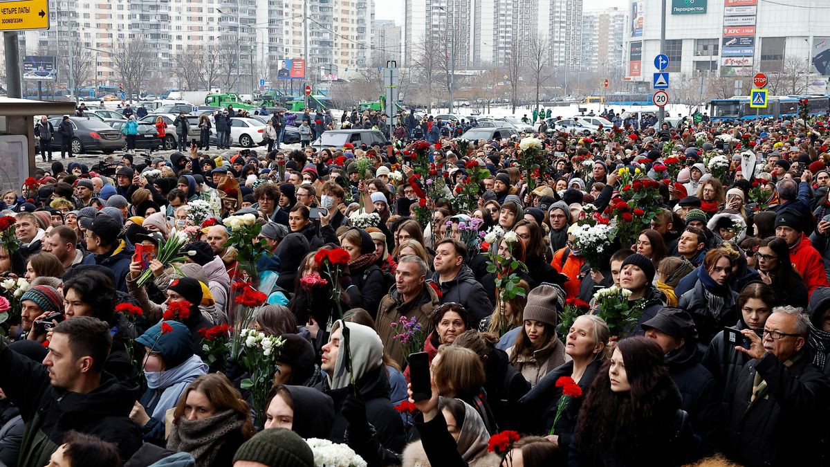 „Ne válce!“ Pohřeb Navalného se proměnil v demonstraci proti konfliktu na Ukrajině
